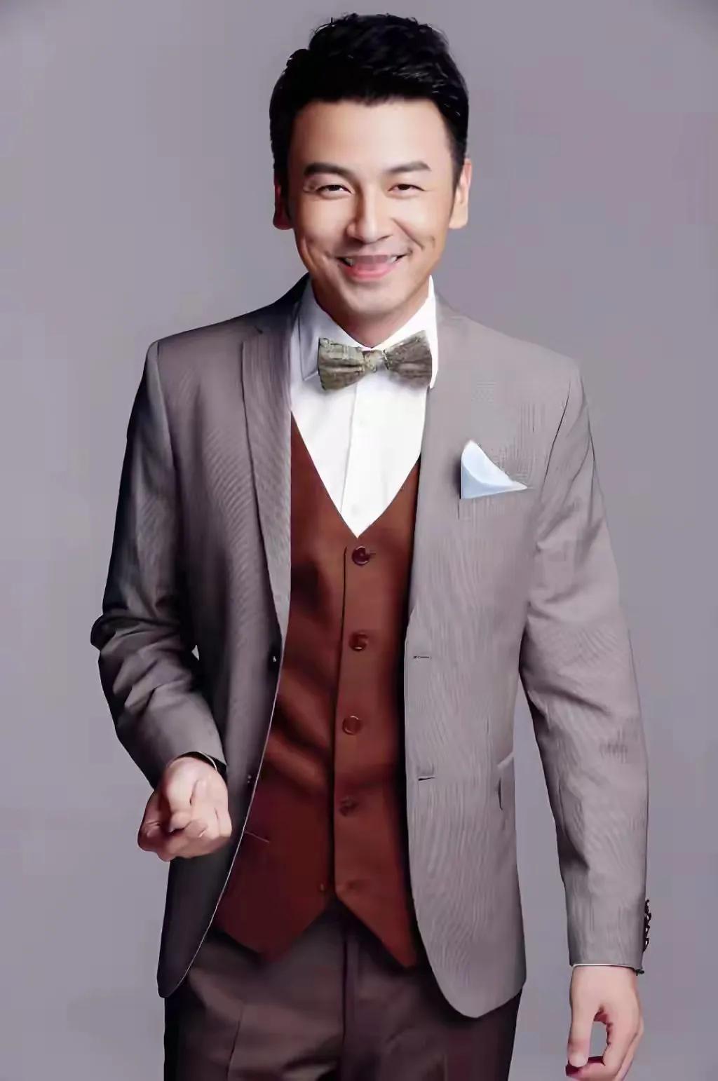 演员雷佳音说：第一次见到我父母的朋友，都骂我是个孽畜，他们说，你爸妈那么好，那么