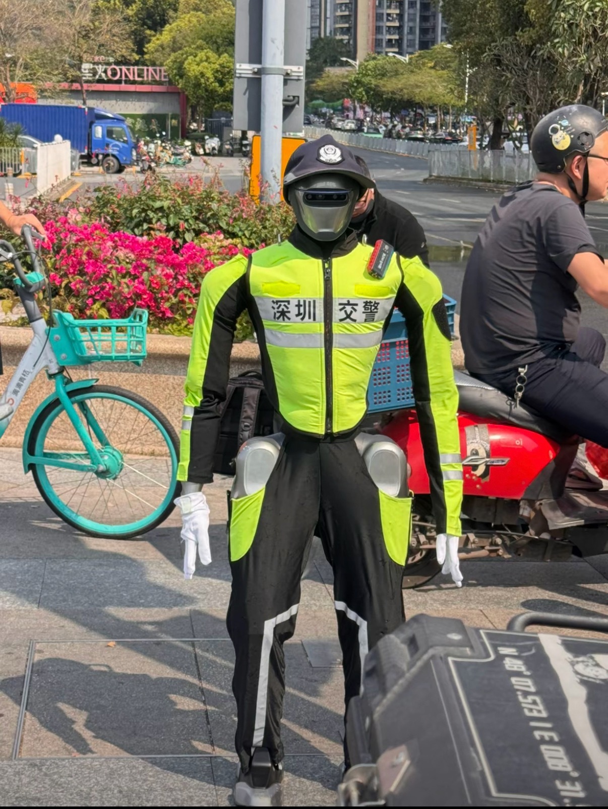 深圳还是太超前了交警都已经整上机器人了…