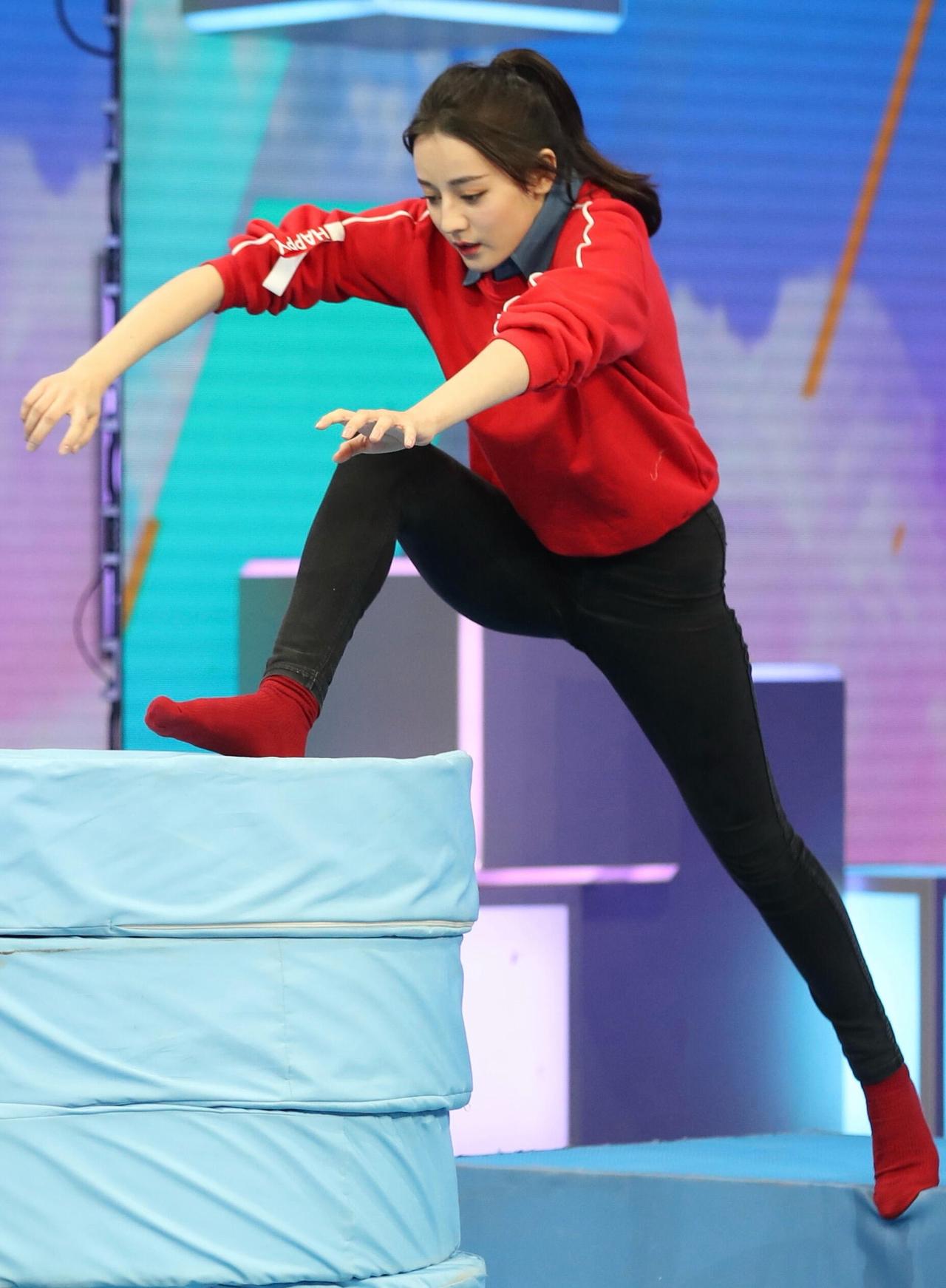 迪丽热巴的牛仔裤、质量真好！迪丽热巴舞蹈运动微喇长裤时尚态度看裤型体操