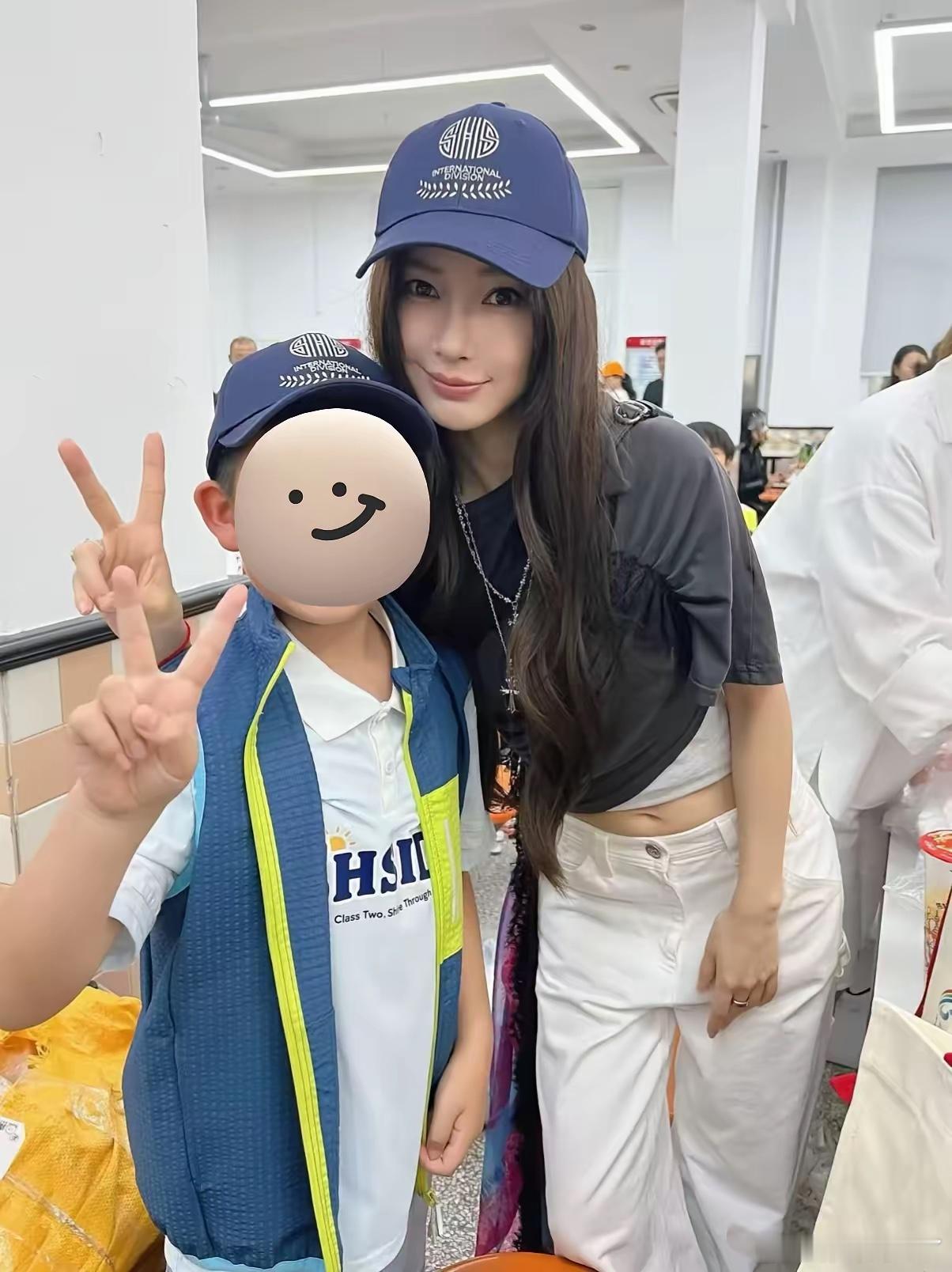 baby去参加儿子小海绵的学校活动了～当天她打扮得超时髦，现场好多人夸她又瘦又美