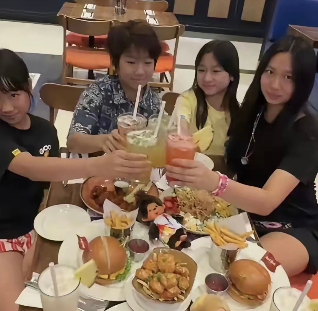 陈浩民一家6口度假，三个女儿和一个儿子出镜，全都晒得黢黑，只有妻子蒋丽莎皮肤最白