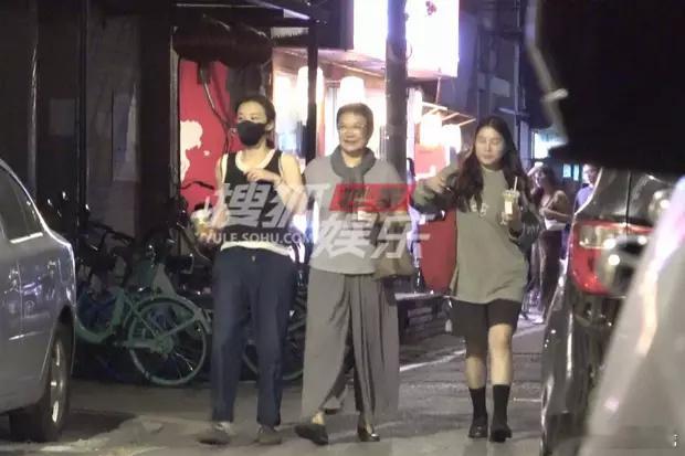 马思纯和妈妈一起做护理​​​八卦媒体拍到马思纯和妈妈去做美容护理，身穿背心休闲