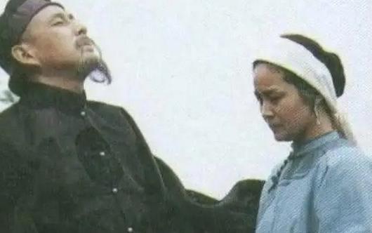 1885年，胡雪岩弥留之际，对九姨太说：“我死后会有一个戴铁帽的人来参加葬礼，到