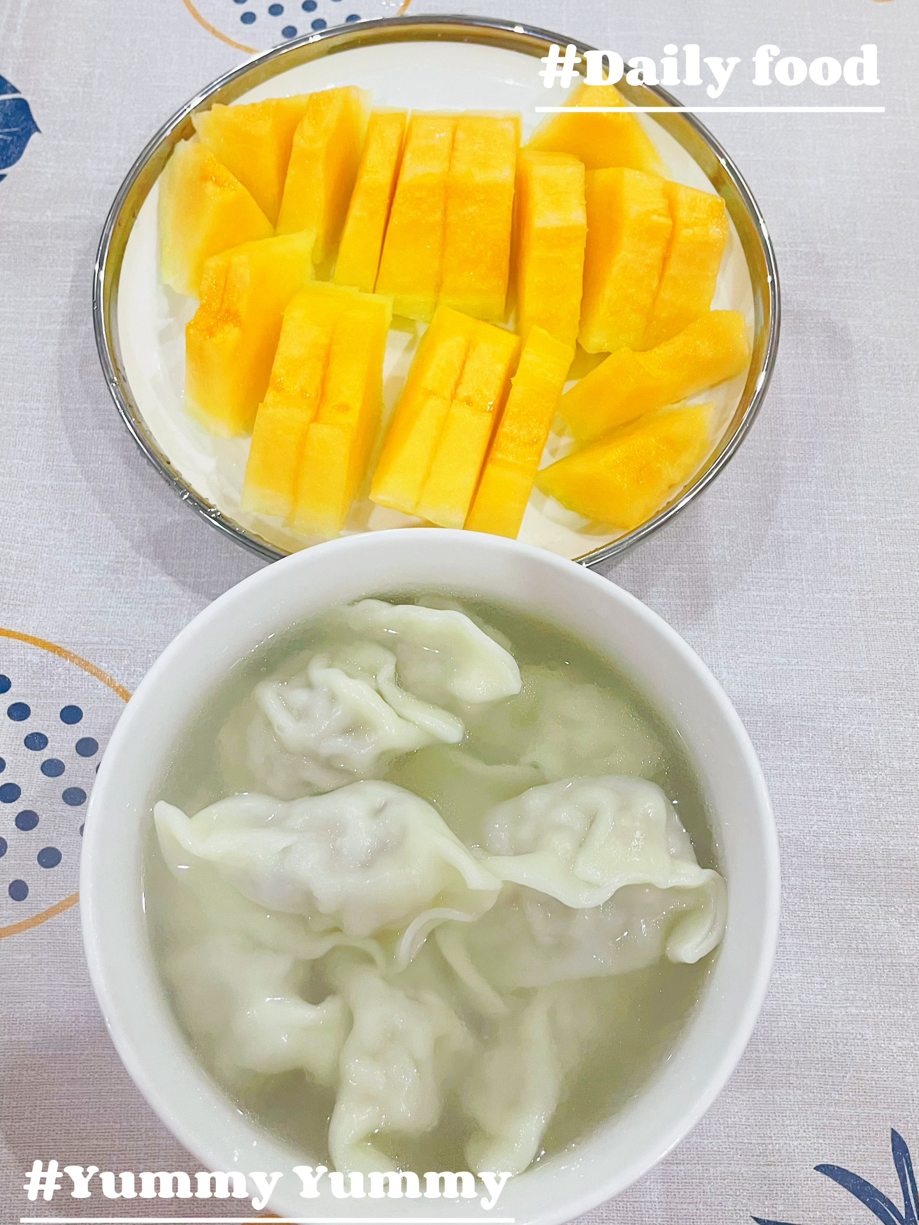 吃早餐，我婆婆给我包的饺子。