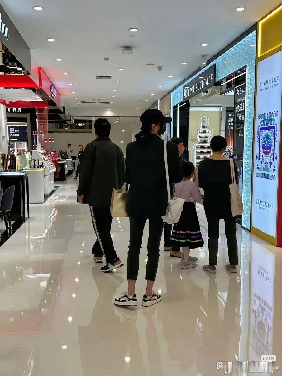 网友在杭州大厦偶遇关晓彤！这生图状态简直绝了，身材比例好到让人不敢相信，大长腿瞩