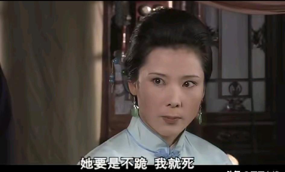 丫鬟翻身最狠的一步，不是爬床，是踩尸。香秀先撺掇槐花去斗杨九红，转身就把“窑姐