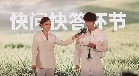 林高远一边颠球一边答题主持人的问题一个接一个，他手里的球一个没掉。被问到训练时
