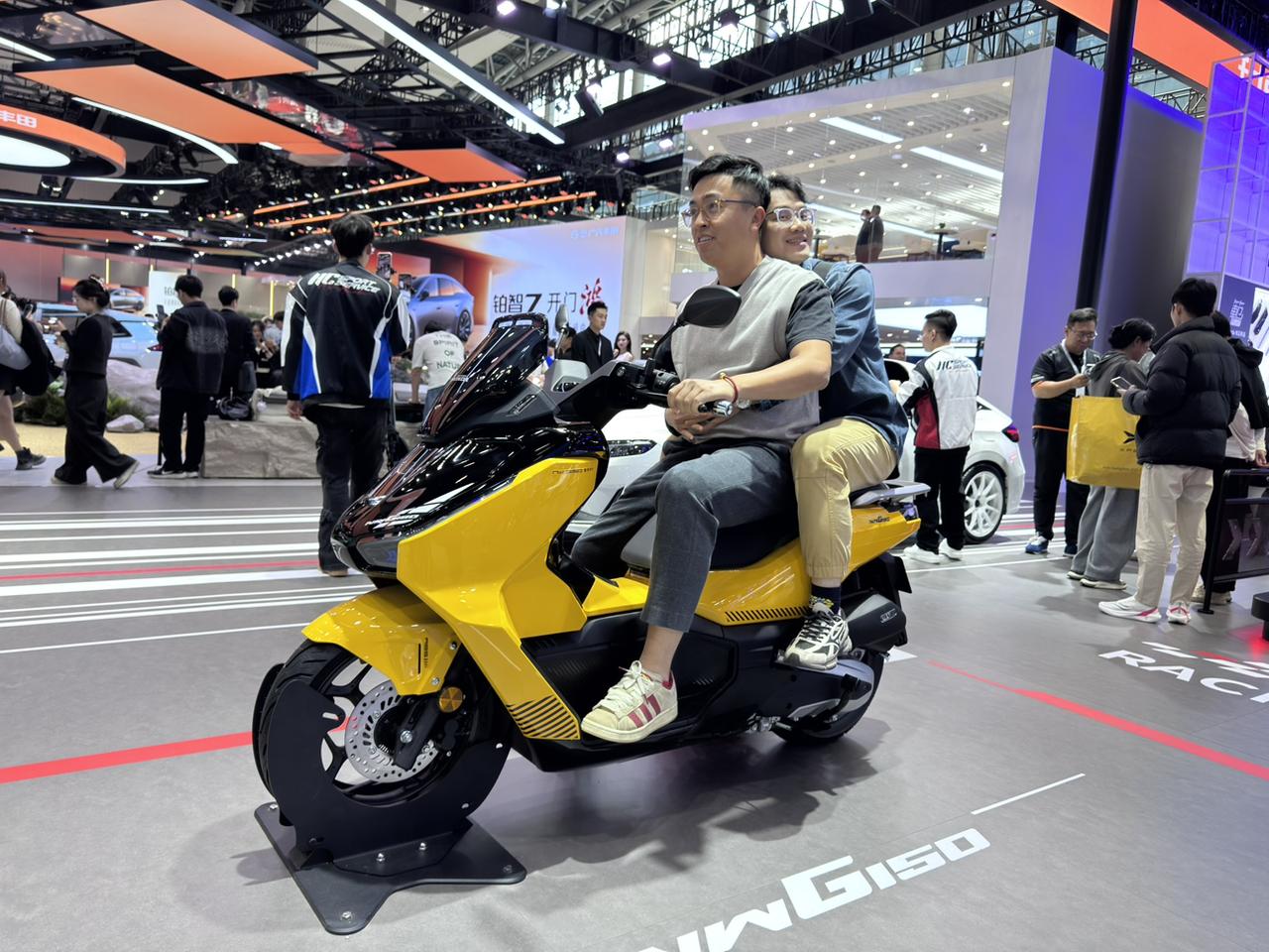 惨了…我开始喜欢这些本田摩托车了…更神奇的是今年广州车展本田展台C位是本田P