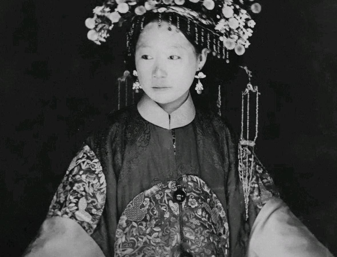 1863年，41岁的李鸿章大婚，娶了24岁的赵小莲。洞房花烛夜，赵小莲给他立了三