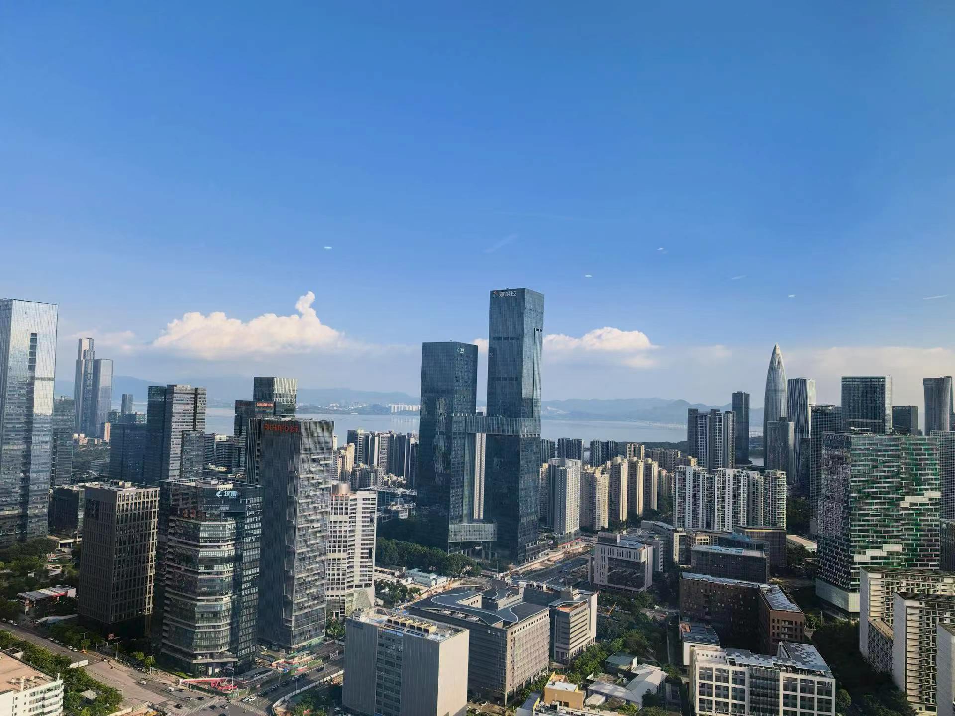 一线城市房价涨了当下楼市很割裂：刚需盘仍承压，核心豪宅率先企稳回暖。行情是结构性