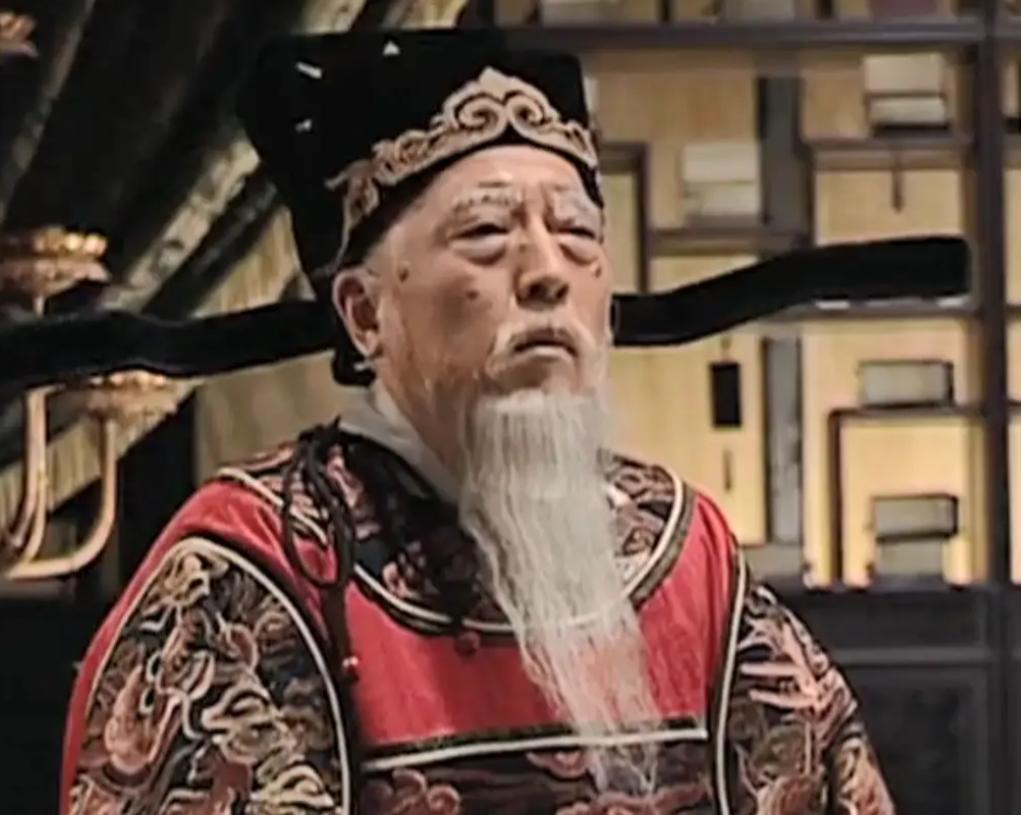 1565年冬，北京城笼罩在肃杀寒气中。锦衣卫指挥使朱希孝率三百缇骑包围严府时，8