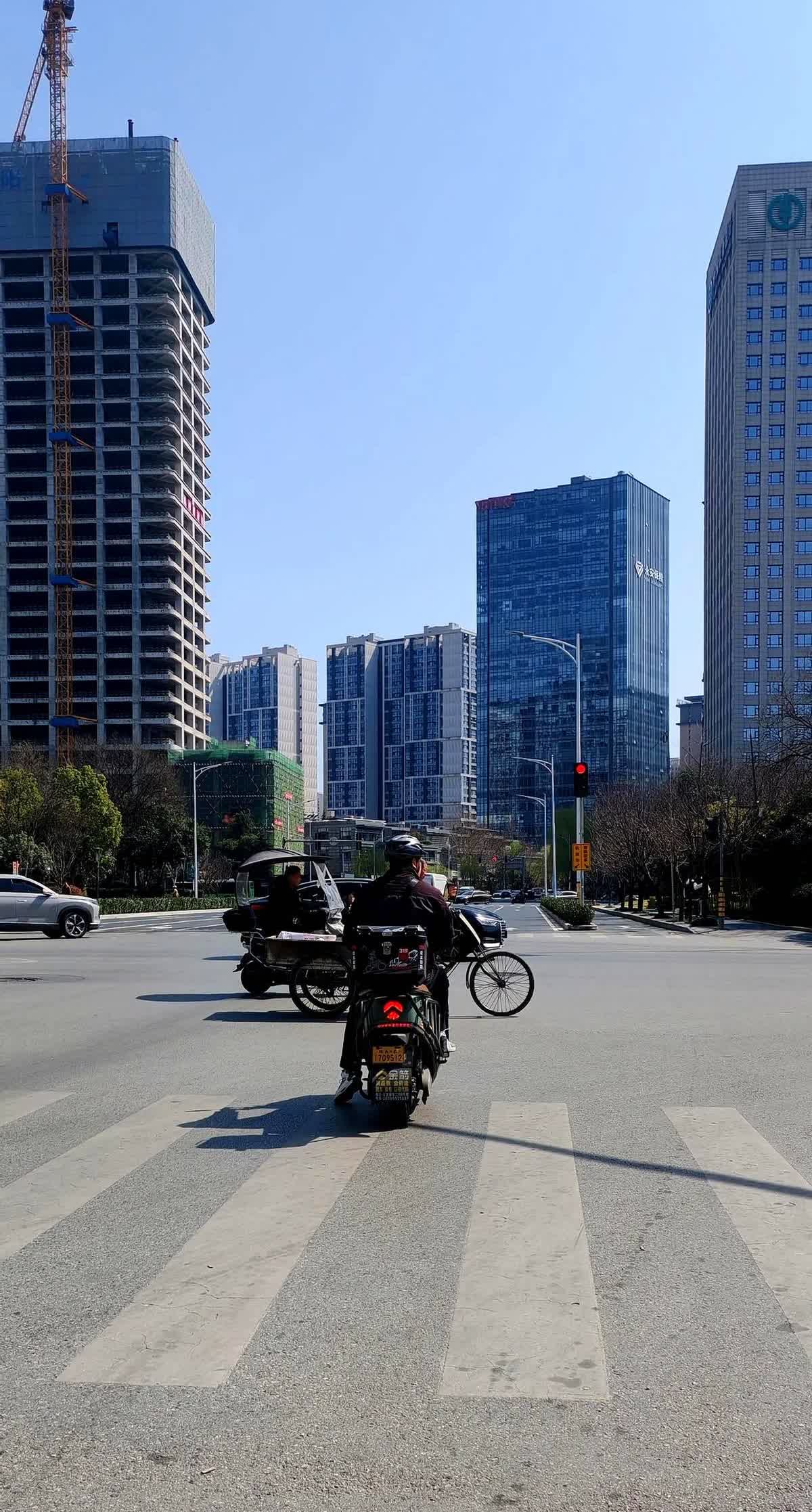 西安明天电动摩托新规启动！百万辆车恐无牌上路！政策要求电动摩托必须挂牌考