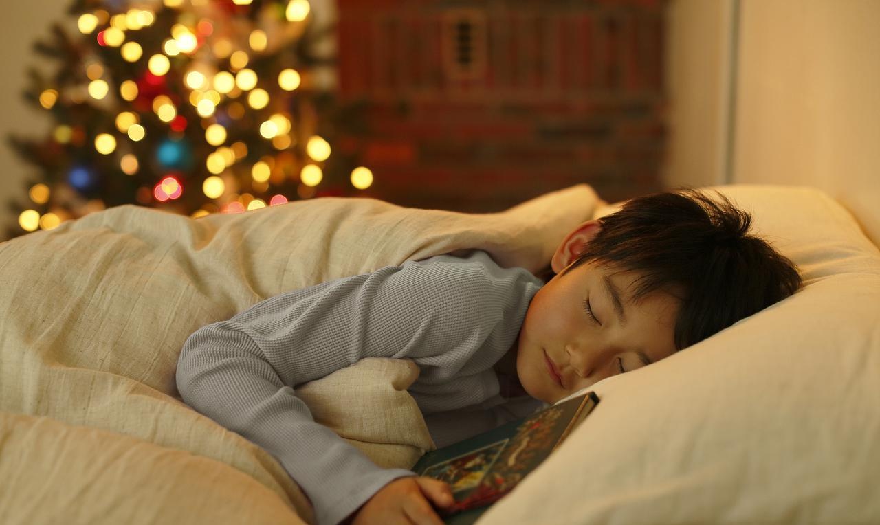 孩子熬夜的危害，远比你想象得更为严重。要知道，孩子的生长发育离不开生长激素，它