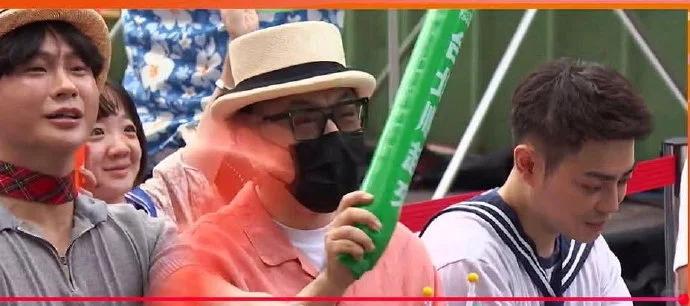 何润东有一次上《康熙来了》，讲了一件事。他说有个女演员，把自己关在房间里自残