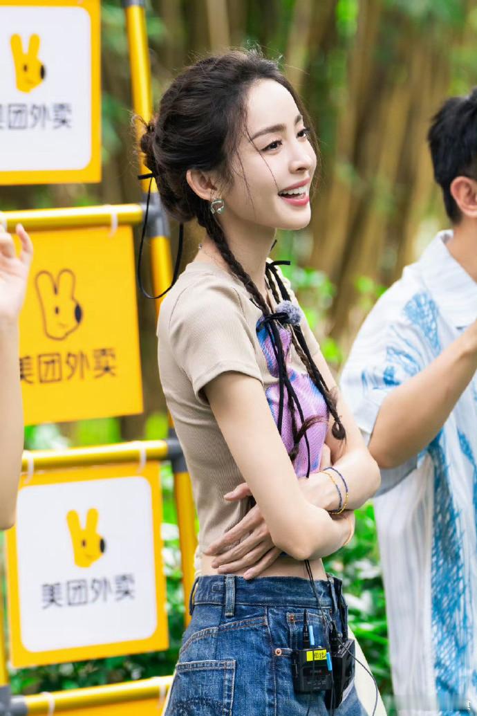 娜扎好薄一片腰啊，真纸片人一样