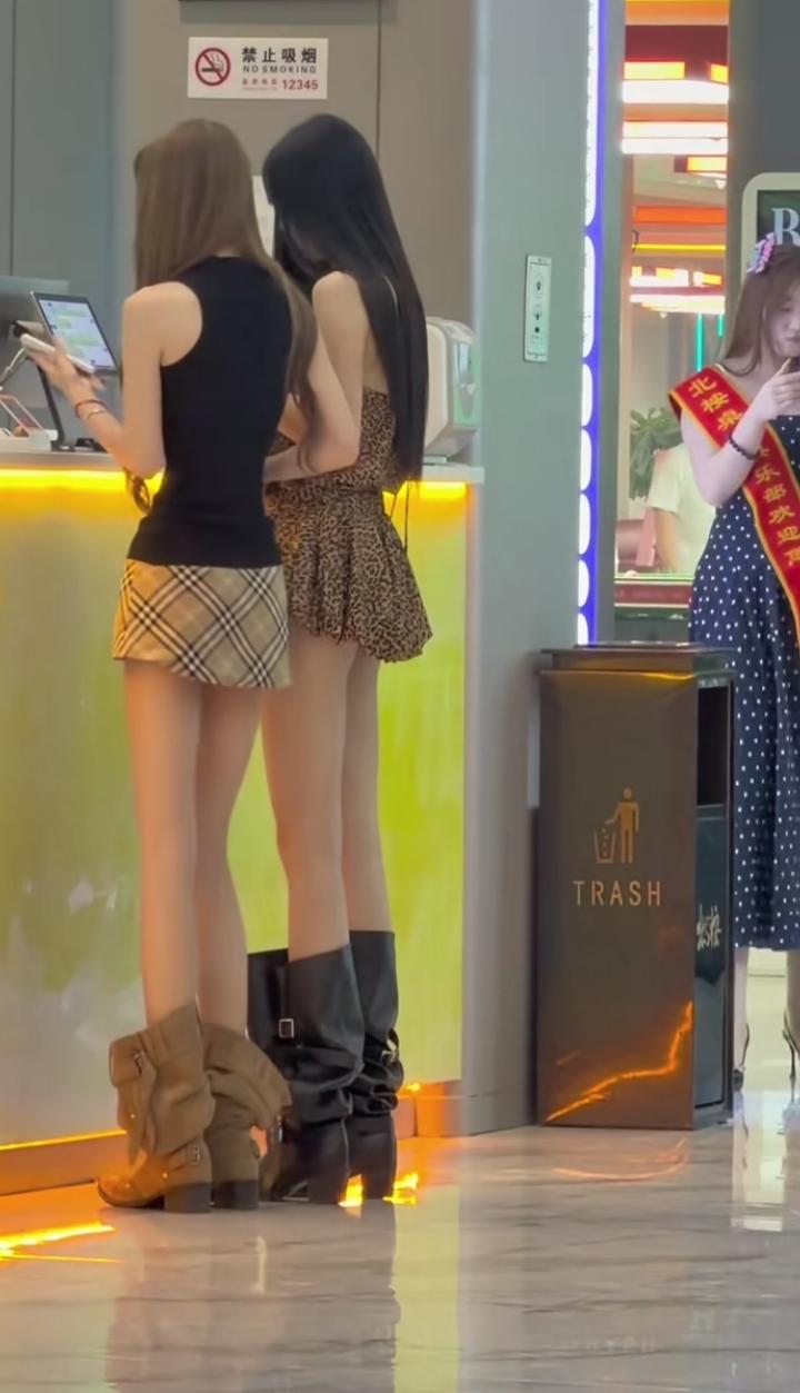 这两个女孩腿真长，真好看！我就想问问，夏天穿靴子不捂脚么？