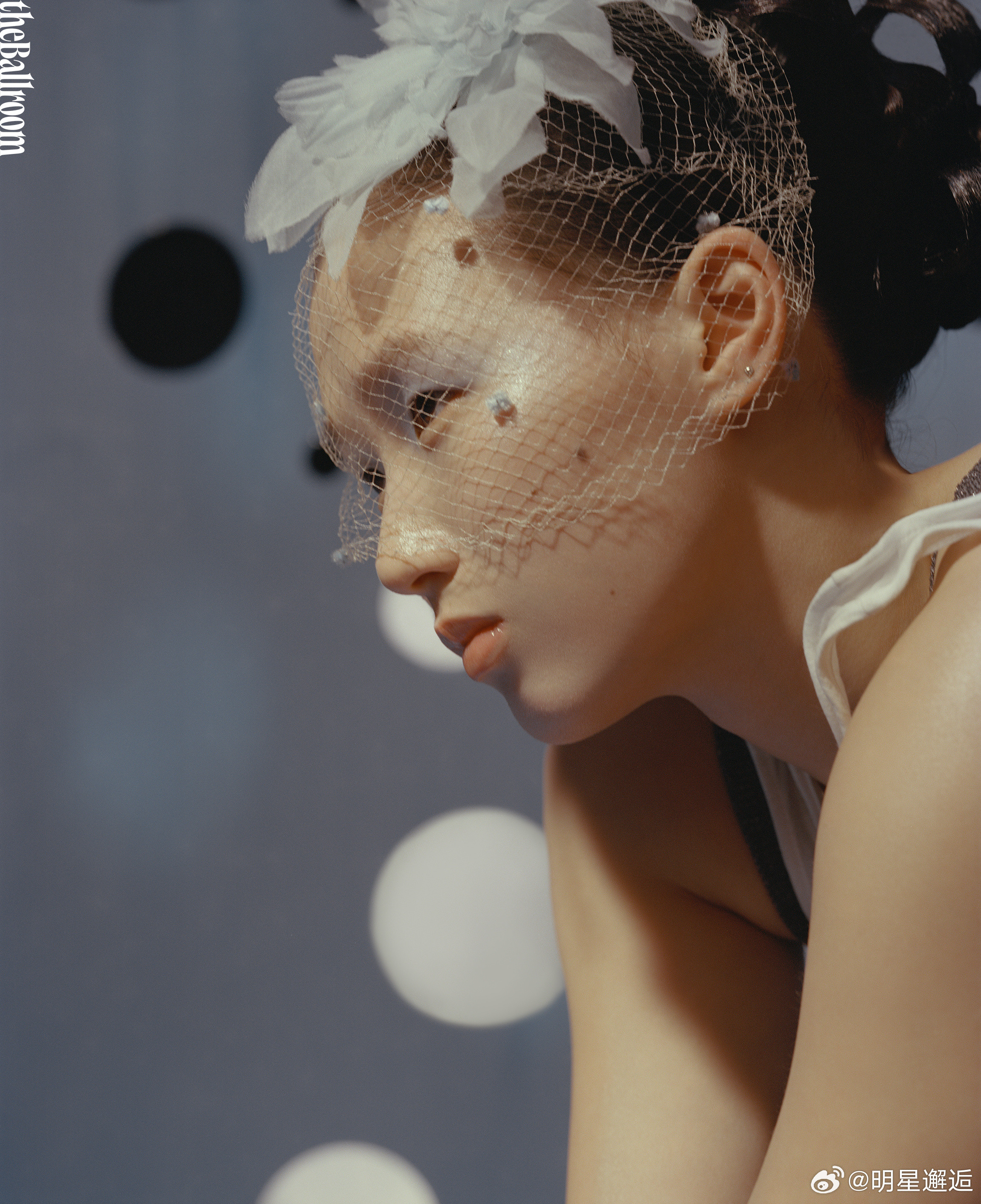 陈芋汐的蓝色叙事从十米跳台的水花精灵，到时尚镜头里的冷艳超模，陈芋汐用松弛感完美