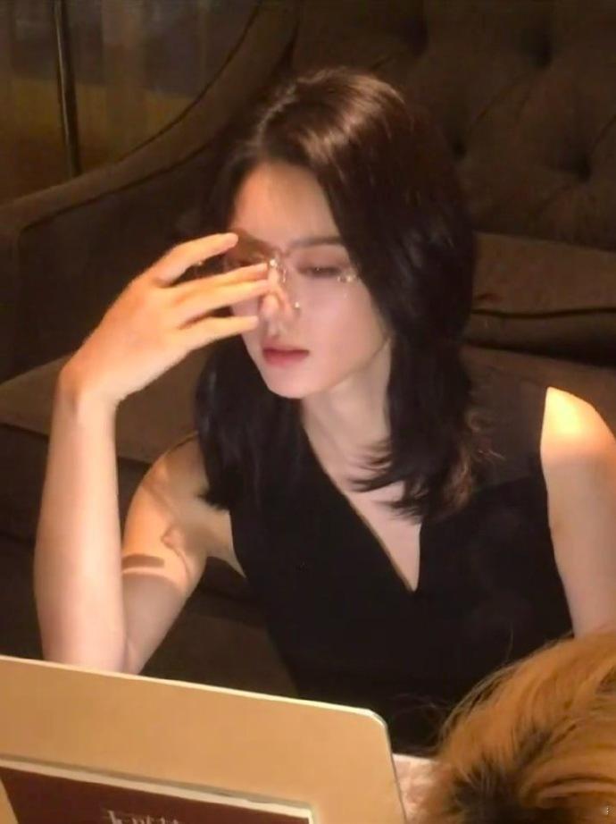 赵今麦纯正姐感妹赵今麦难得的混合氛围感，幼态五官自带软萌妹感，笑容鲜活治愈。沉
