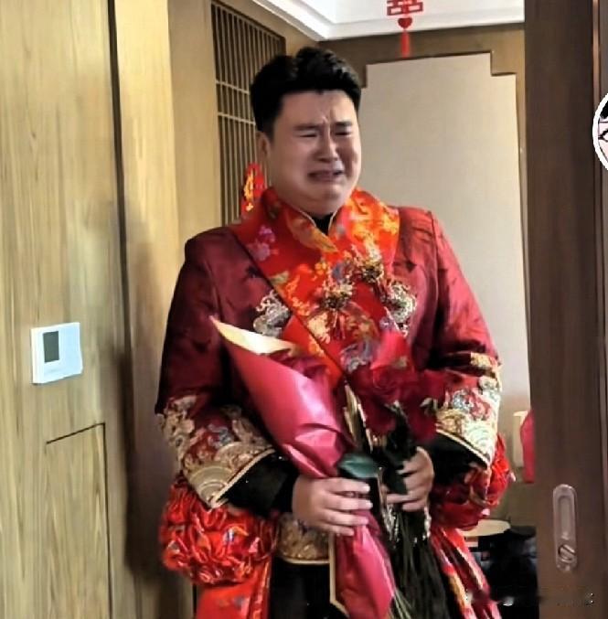 陕西韩城一对新人结婚，接亲时看到新娘，新郎情不自禁大哭，新娘紧紧握着他的手说：“