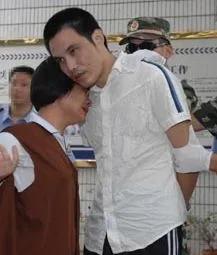 2009年626海口，死刑犯郑金海临刑前与妻子见面。照片中，他们两人相互拥在一起