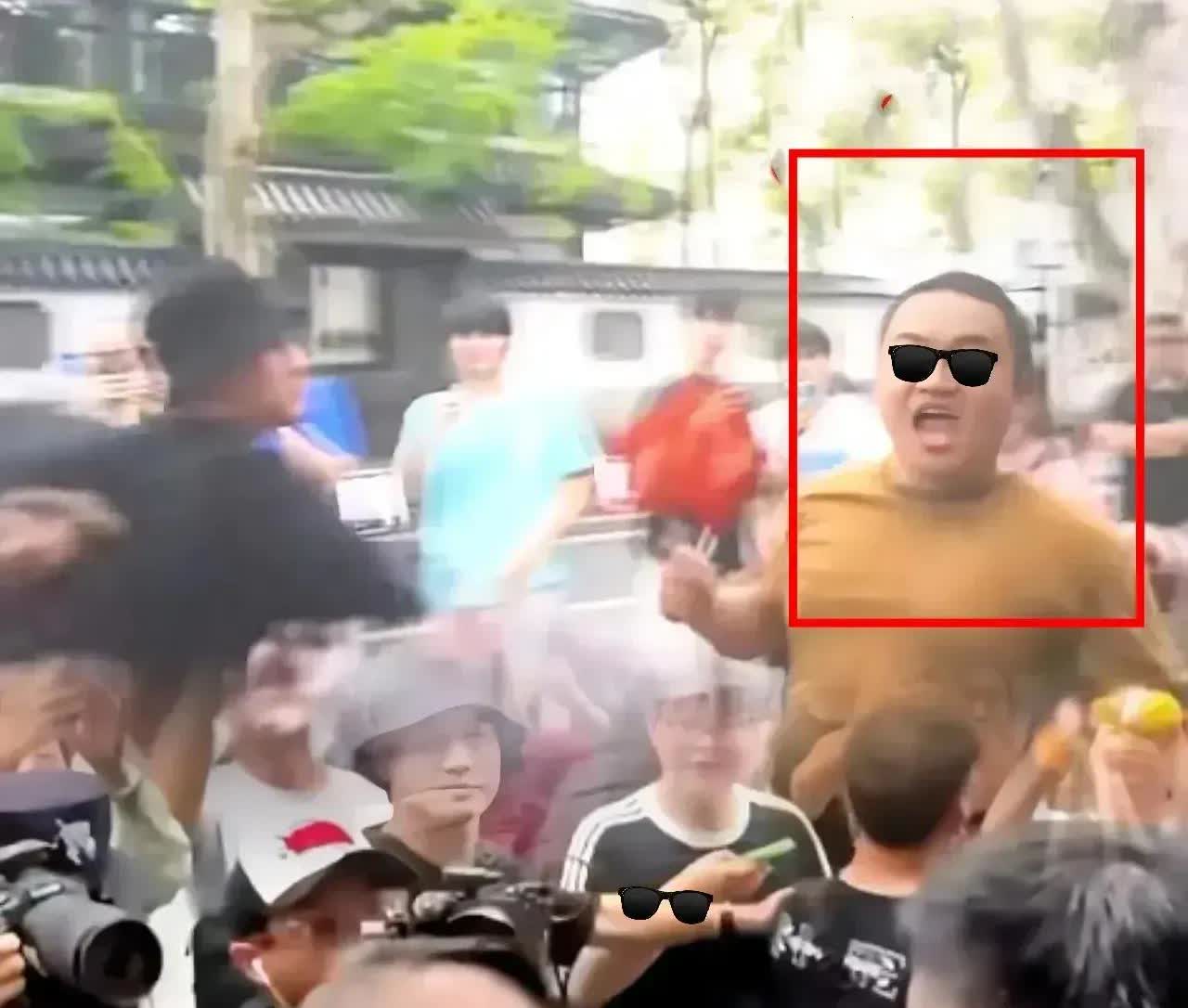 馆长杭州行遇意外插曲。他在西湖边吃饭时，一名黄衣男子突然冲出来骂他。现场