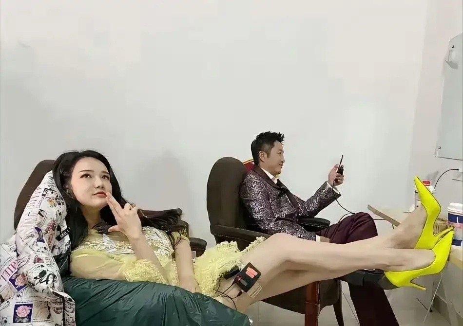 果然一个被窝睡不出两种人！在邹市明最当红商业价值最高的时候，冉莹颖就把自己最真