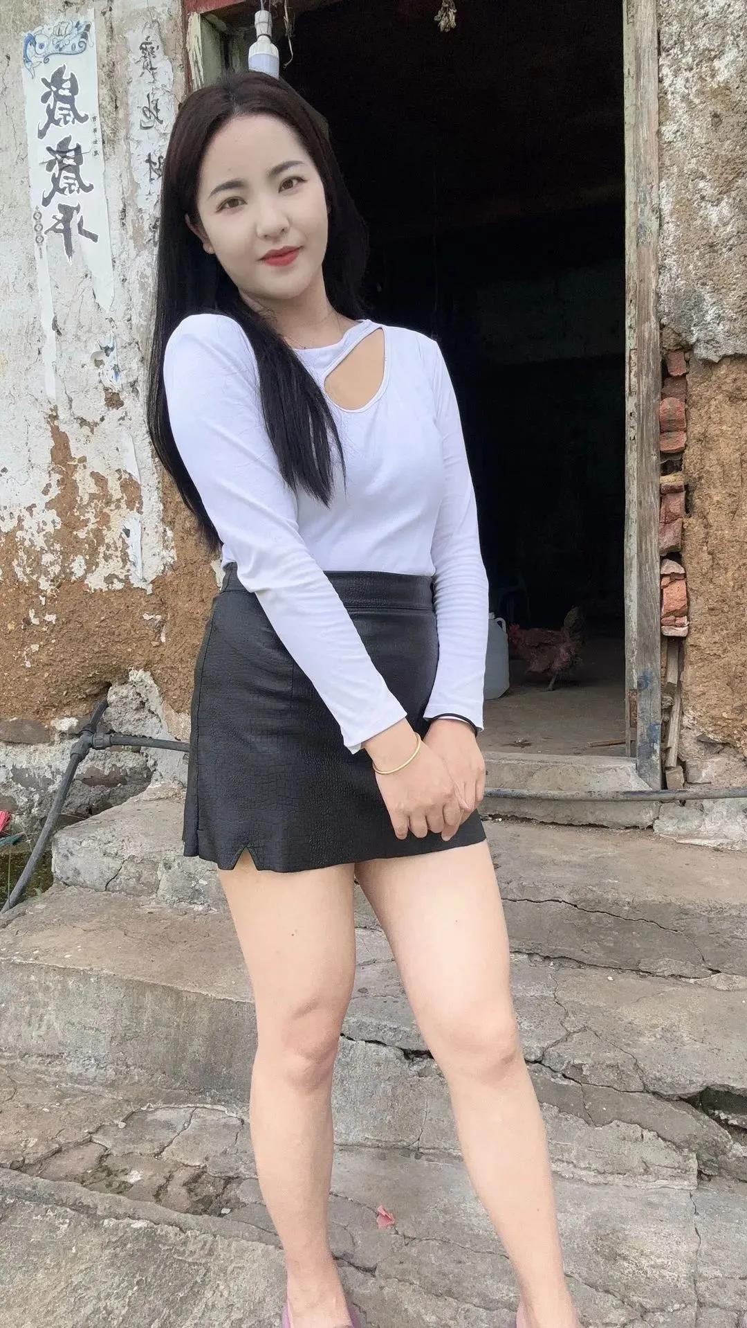 风情万种的女人是什么样的?风情万种的女人各有独特魅力。像爱撩头发抛媚眼的女人，