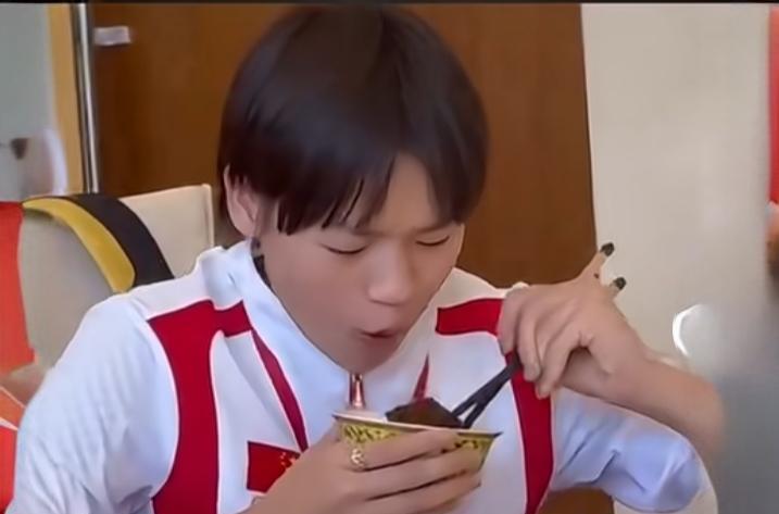 用筷子吃饭真丢人，用刀叉吃饭真高雅。此前全红婵用筷子吃牛排，被人嘲讽说用筷子太土