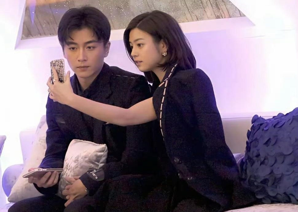 原来曾经的陈妍希和陈晓就算是看手机也是十指紧扣的……只是现在，时过境迁，世事无常