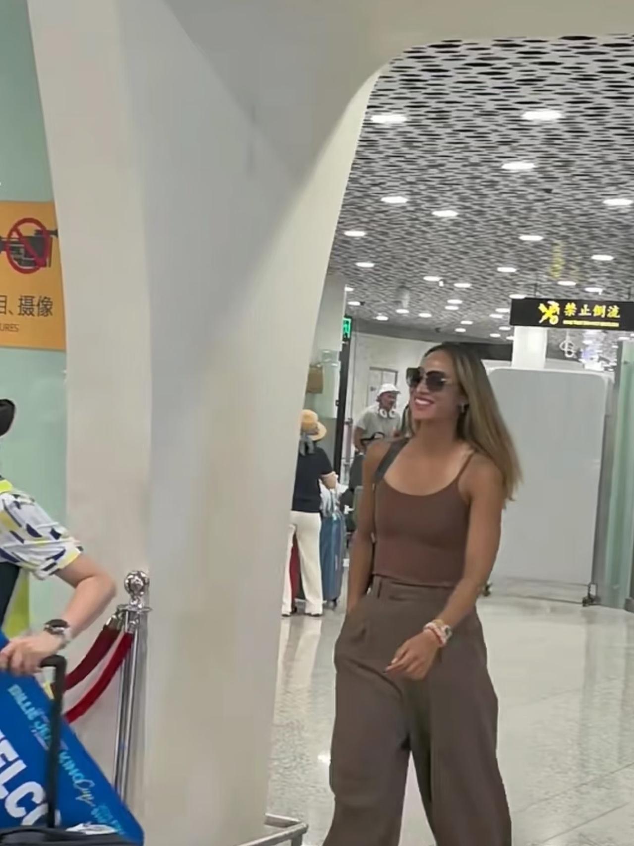 郑钦文到达深圳机场，吊带背心配长裤，超模身材，又美又飒！郑钦文这次回国