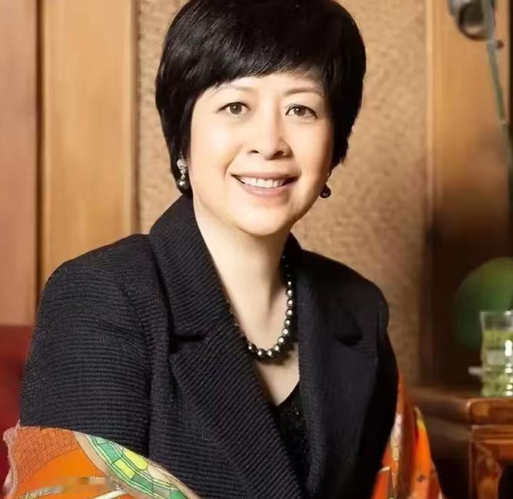 深藏不露！5位顶级京圈女人，个个背景实力碾压全网.普通人精打细算过日子，她们