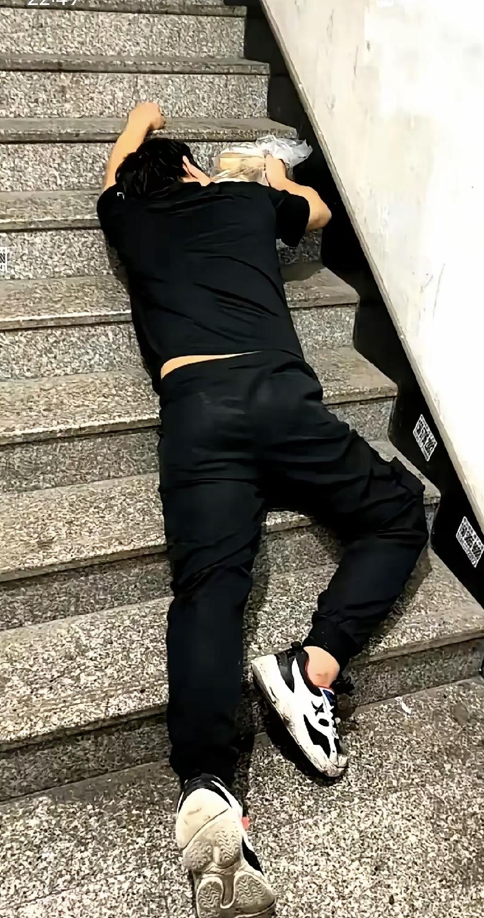 昨晚合肥庐阳出事了，一个35岁的水电工在回家路上，拎着米面油，走到三楼台阶时突然