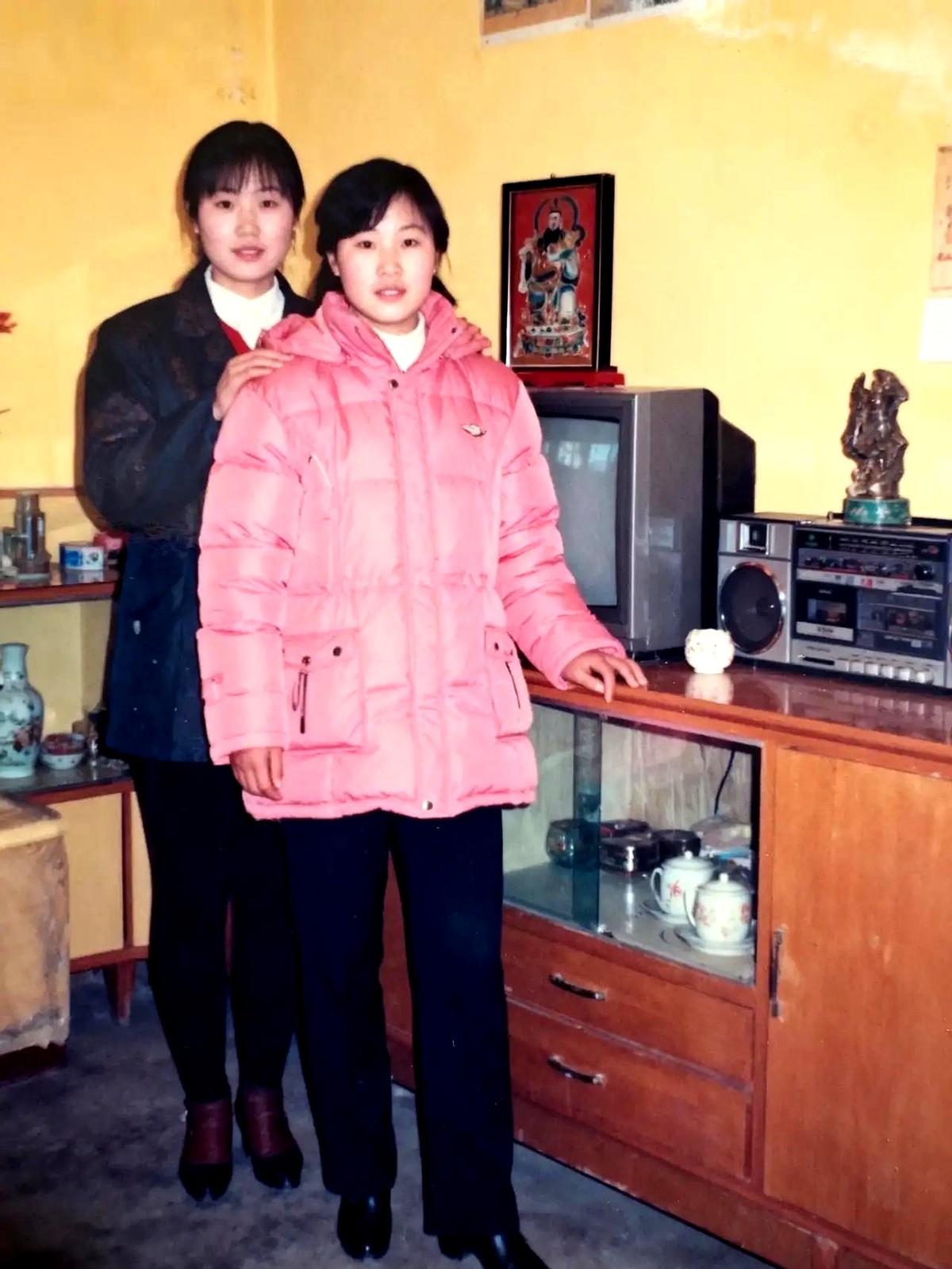 1998年,一张农村姐妹合影在网上翻红:俩人穿牛仔外套,背后是崭新的雪花彩电和双
