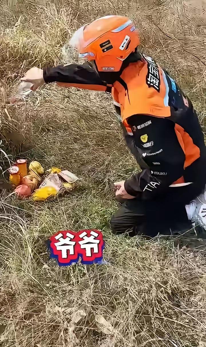 清明祭祖还能这么操作？河南一小伙因为工作赶工期回不了家，直接点外卖让小哥代他上坟