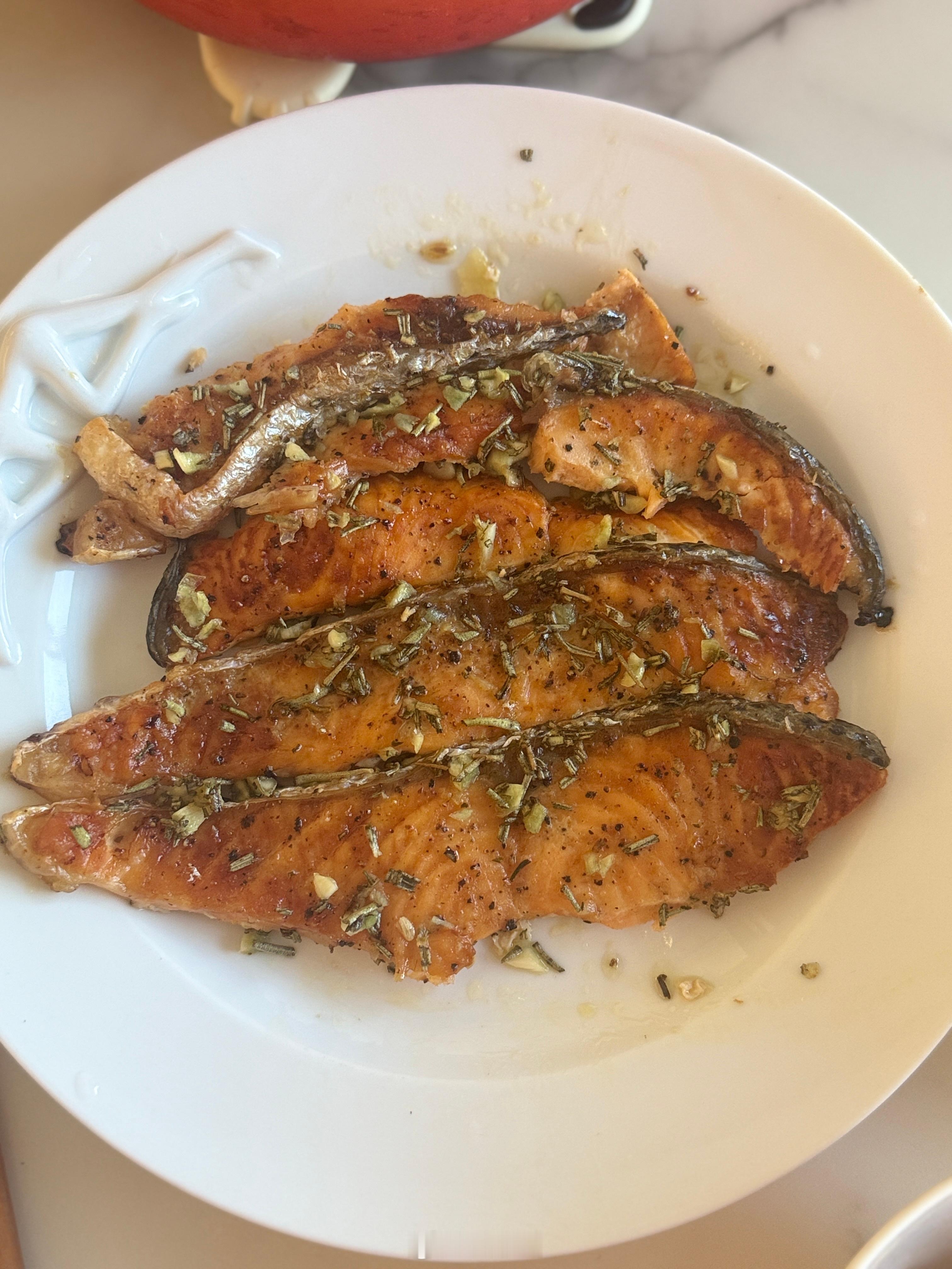 吃饭了今天做了酸香柠檬烤三文鱼，蒸龙虾（球宝要吃的），排骨炖黄萝卜李姐家海天盛筵