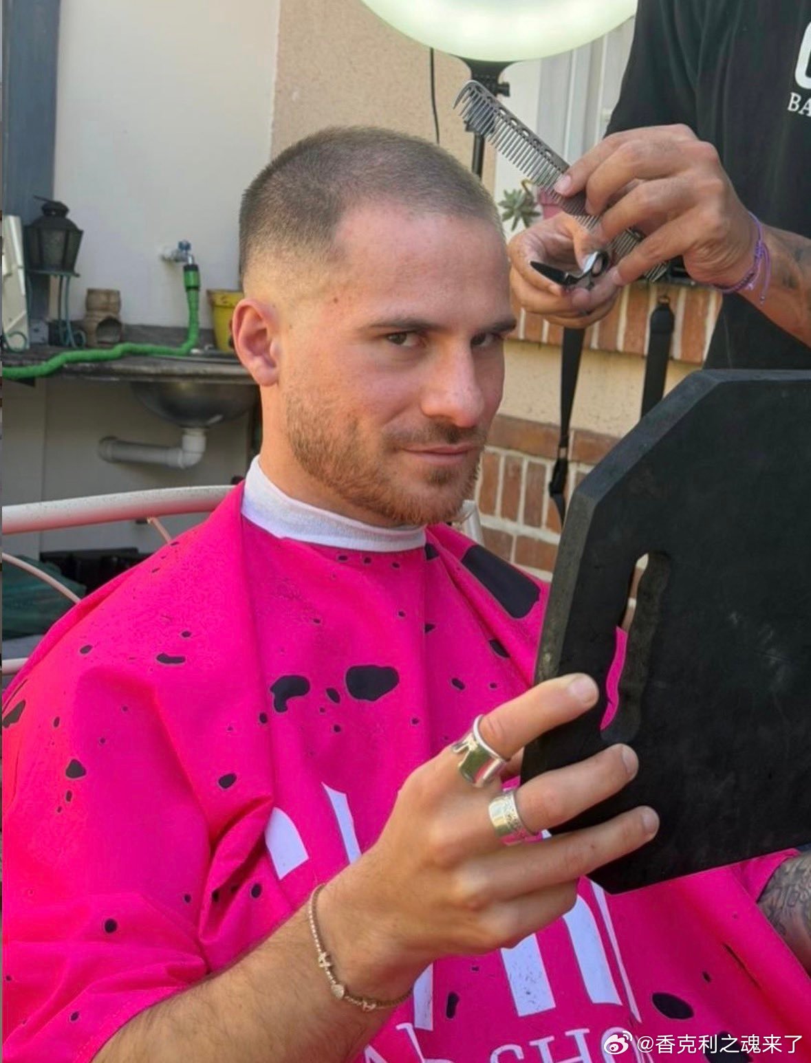 麦卡遭遇脱发困扰，所以剪了小平头麦卡面对记者笑着说道：“我之前是个有头发的秃子，