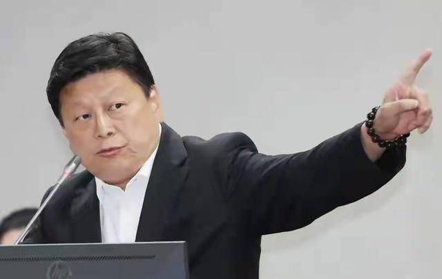 傅崐萁这是对卢秀燕敲山震虎吧！近期，台中市长卢秀蠢蠢欲动，试图代表国民党窜访美国