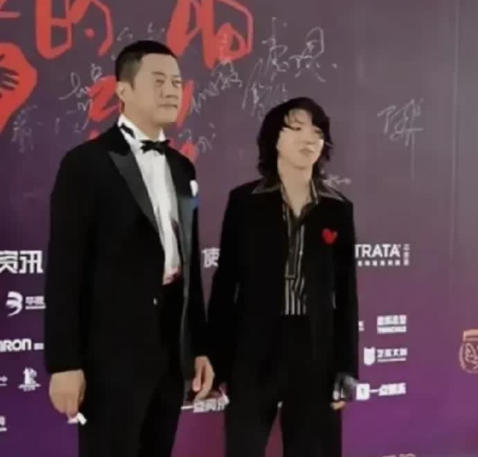 李亚鹏直播时说：女儿李嫣很少主动联系我，三天才回我一条消息；而窦靖童每周都会和我