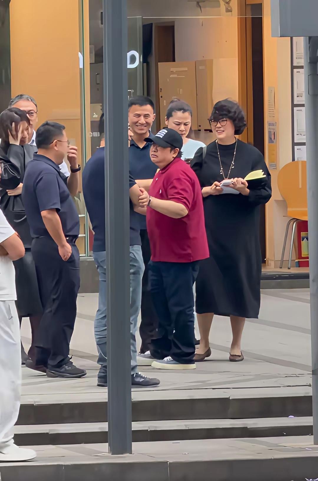 近日，韩红在成都被偶遇的画面，她头戴黑色棒球帽，身穿红色上衣和休闲裤，脚穿平底鞋