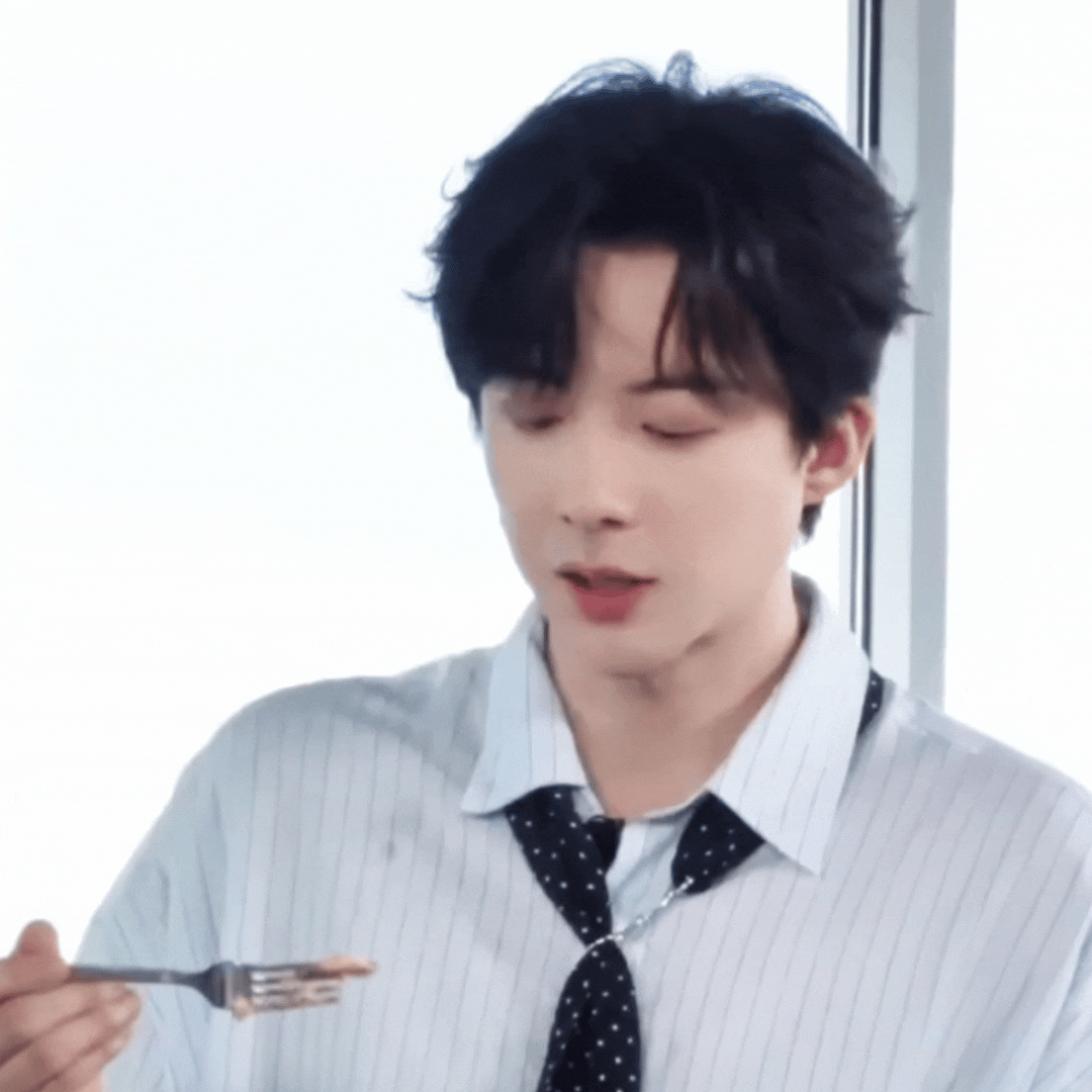 就爱看哥哥吃东西。也太可爱了吧刘宇宁​​​