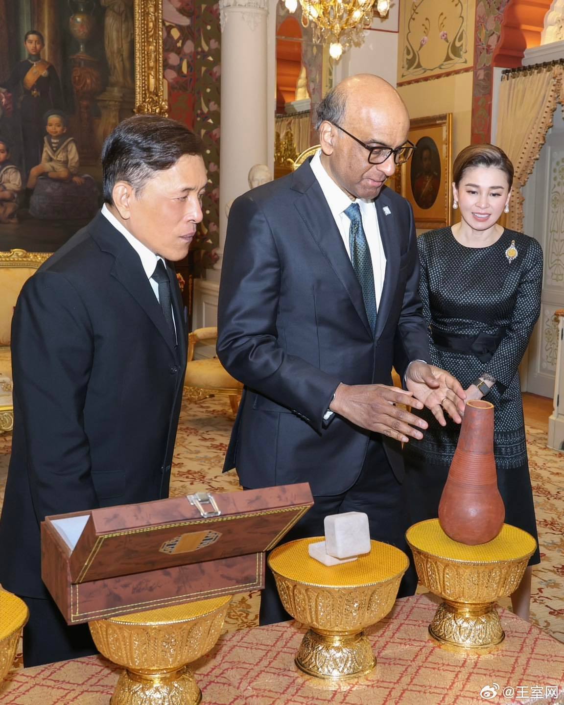 泰国王室🇹🇭10月12日，哇集拉隆功国王和苏提达王后在杜斯特宫安波斯坦王座