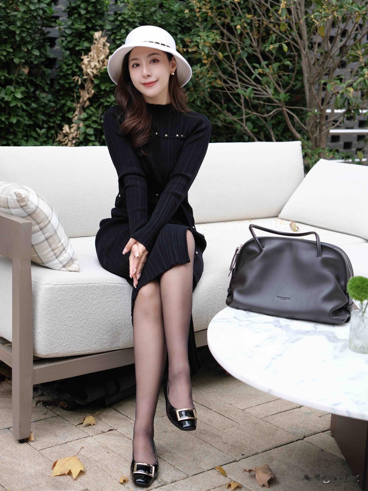 秋冬的松弛感，是这条黑裙子给的天儿一冷就只想把自己裹在软软的衣服里！今天这件