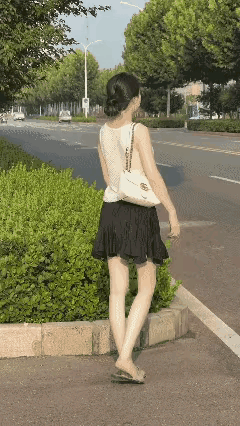 在等心中的那个他，还是等网约车呢
