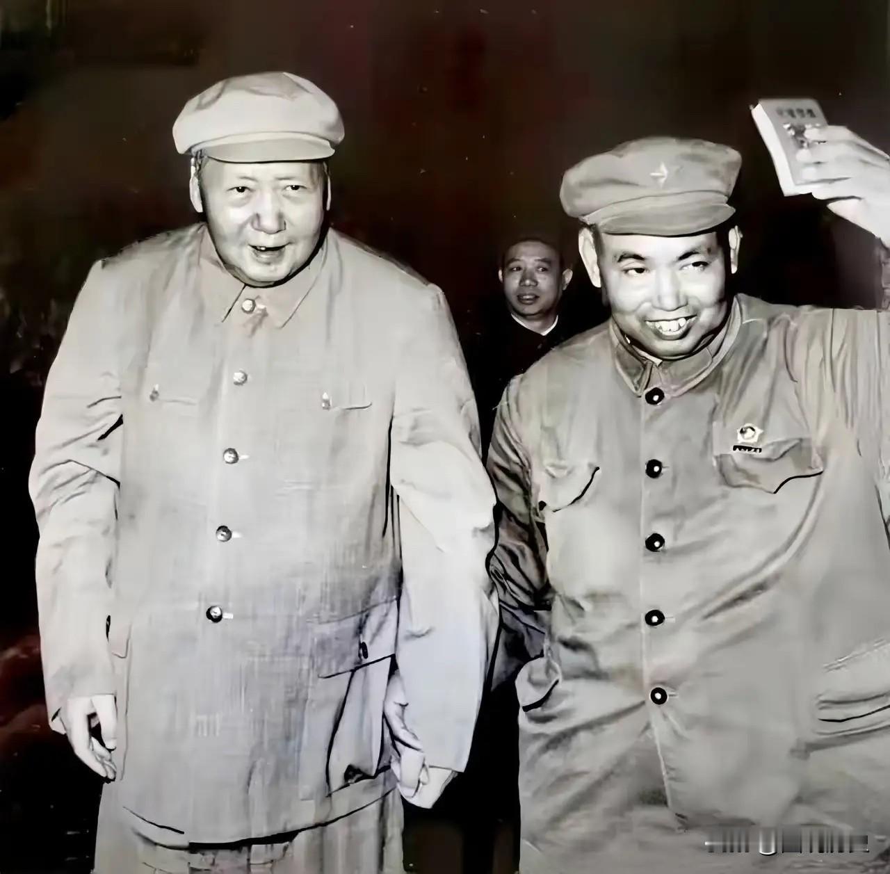 毛主席忠诚的战士有一位将军作战勇猛、性格刚毅，一生坚守革命信念，却对毛主席心