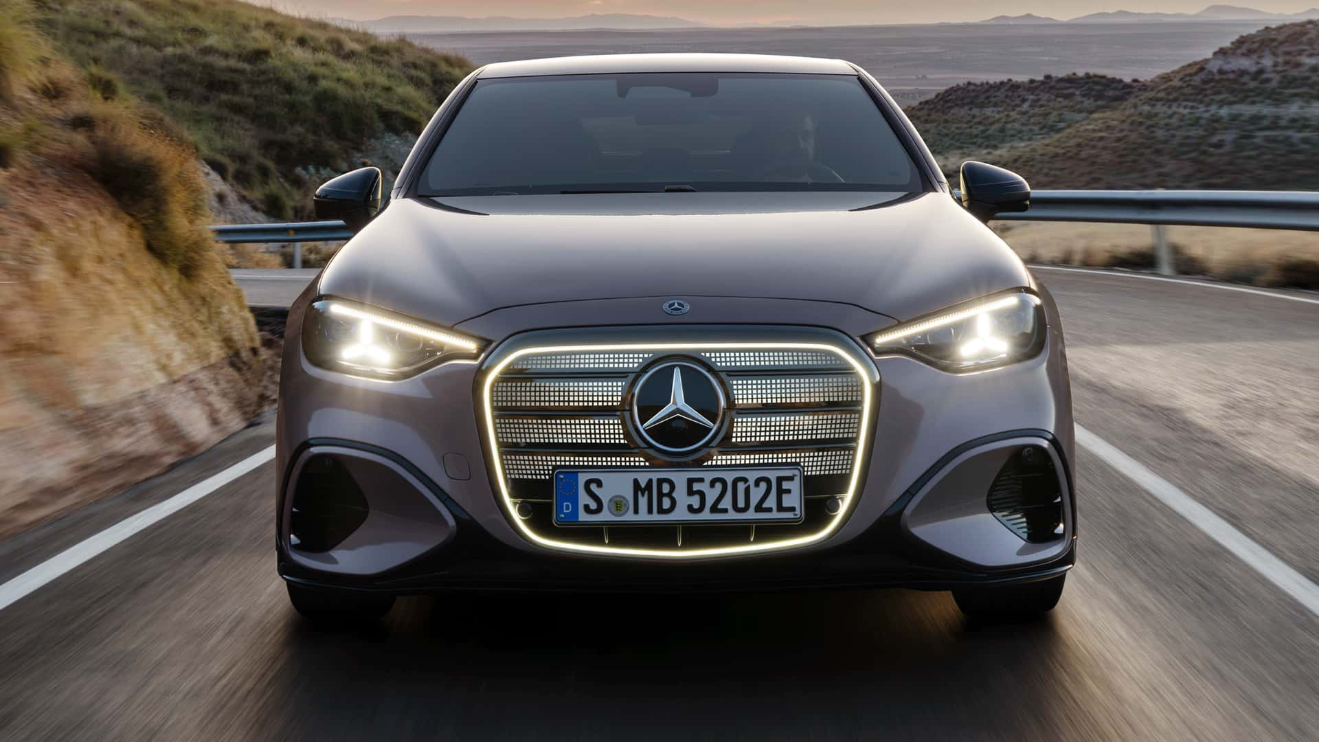 奔驰全新C纯电和雷克萨斯全新ES，虽然不同级，但以后E级大差不差应该