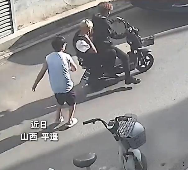 山西平遥，两个黄毛不学好，骑着电动车准备当街抢夺财物，看到一个小孩哥手里拿着手机
