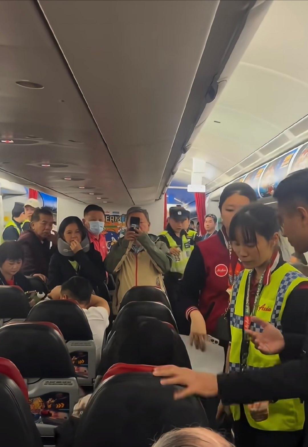 南航空姐大闹飞吉隆坡航班？南航声明：查无此人！一名自称是南航空姐的女子在马来西