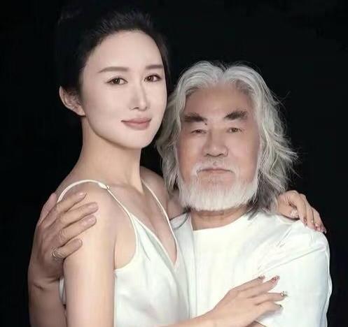 张纪中老婆都生好几个孩子了，怎么突然出来直播回应婚姻里爱不爱的，她说不关网友