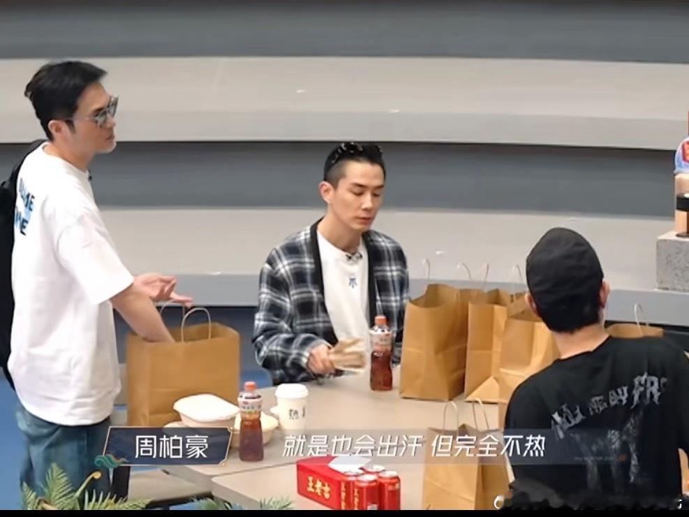 张智霖预言今年冷冷冷成真了到底还有哪里还在穿短袖啊，连最热的广东都开始穿长袖了，
