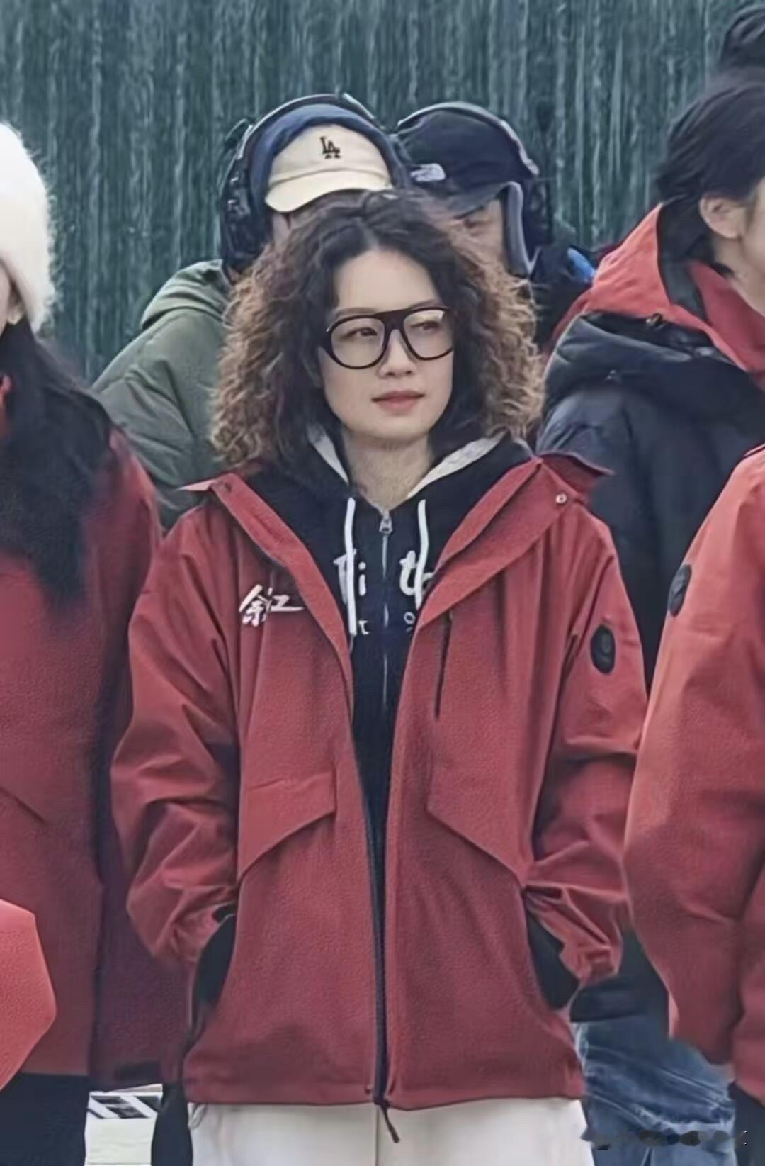 第一次看见马伊琍的这种微波浪卷的发型，戴着眼镜还有点文艺范，气质清新，我觉得她的
